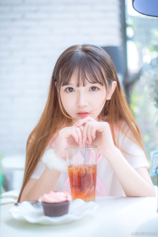 挫折是一块石头，对于弱者来说它是拌脚石，让你停步不前。而对于强者来说它是垫脚石，使你站得更高。